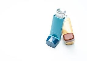 Asthma-Inhalator. Asthma-Controller, Bedarfsausrüstung. Steroide und Bronchodilatatoren für Asthma und chronische Bronchitis. Budesonid-Aerosol FCKW-frei für Bronchial-Antiasthmatika. Salbutamol-Inhalatoren. foto