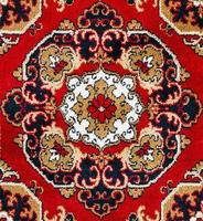roter orientalischer Teppichbeschaffenheitshintergrund foto
