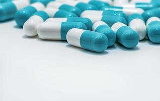 selektiver Fokus auf blauen und weißen Kapseln Pille auf weißem Hintergrund. Resistenz gegen Antibiotika. Antimikrobielle Kapselpillen. Pharmaindustrie. apotheke drogerie produkte. Pharmazie. foto