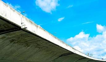 Unteransicht der erhöhten Betonstraße. Betonstraße überqueren. Straßenüberführungsstruktur. Moderne Autobahn. Verkehrsinfrastruktur. Brückenbau aus Beton. Brückenarchitektur. foto