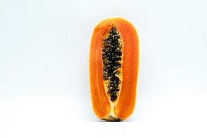 die Hälfte der reifen Papaya-Frucht mit Samen isoliert auf weißem Hintergrund mit Kopierraum. natürliche quelle von vitamin c, folsäure und mineralstoffen. Gesundes Essen für schwangere und stillende Frauen foto