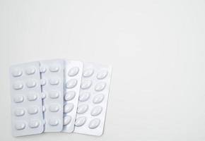 Statin-Tabletten-Pille in weißer Blisterpackung für lichtbeständige Verpackungen isoliert auf weißem Hintergrund. Arzneimittel zur Behandlung von Dyslipidämie. lipidsenkende Tabletten Pillen. Statine Hyperlipidämie. foto