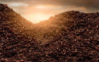 Haufen brauner Flaschen für das Recycling in der Recyclingfabrik. Glasabfall zum Recycling. Deponie von braunem Bier und Weinglasflasche. zerbrochener Glasflaschenmüll. Recyclinggeschäft. nachhaltige Glasverpackungen. foto