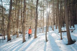 Mann im Schnee wandern foto