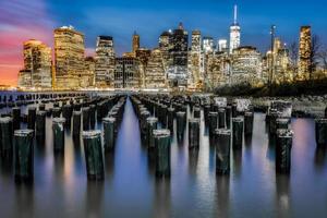 nyc bei sonnenuntergang mit blick auf das wasser foto