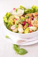 Salat mit Gemüse und Hühnchen foto