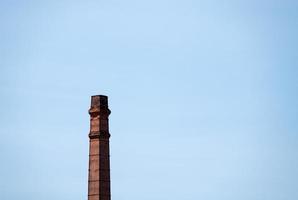 roter Backsteinstapel des alten Schornsteins. foto