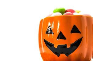 Halloween Kürbis Gesicht Eimer mit bunten Süßigkeiten foto