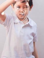 asiatisches Kind spielt Seifenblase. Foto ist auf die Augen fokussiert.
