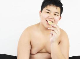 Fat Boy isst glücklich Chips foto