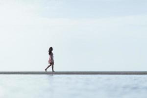 Lifestyle-Frau am Strand spazieren