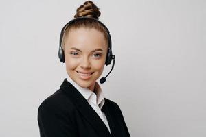 Glückliche Geschäftsfrau während eines Online-Videoanrufs im Büro foto