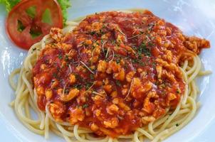 Nahaufnahme der roten Spaghetti-Sauce mit dem gehackten Schweinefleisch in der Withe-Platte. foto