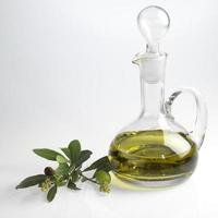 Flasche mit feinem Olivenöl foto