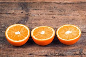 frische Orangen auf hölzernem Hintergrund foto