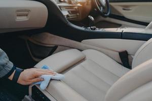 männlicher Handdesinfektionsstoff-Autositz mit Mikrofasertuch foto