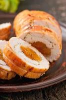 Hähnchenbrötchen mit Pflaumen und getrockneten Aprikosen foto