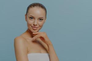 webbanner für dermatologieklinik, junge sinnliche topless-frau mit gesund aussehender sauberer haut foto