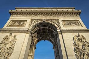 Arc de Triomphe an einem klaren Tag foto
