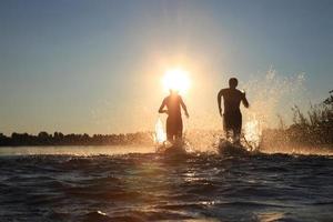 gruppe von freunden, die spaß am strand haben. foto