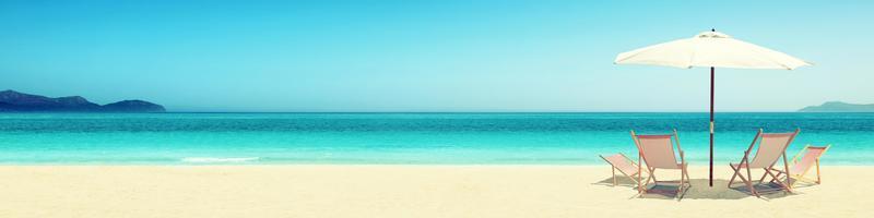 Entspannen Sie sich am tropischen Strand in der Sonne auf Liegestühlen. foto