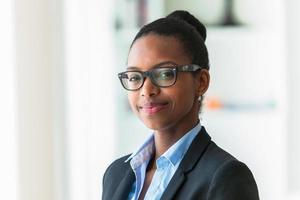 Porträt einer jungen afroamerikanischen Geschäftsfrau