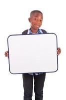 Afroamerikaner-Schuljunge, der ein leeres Brett hält foto