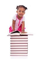Afroamerikaner kleines Mädchen, das ein Buch liest