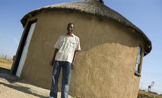 stolzer Afrikaner vor seinem Haus foto