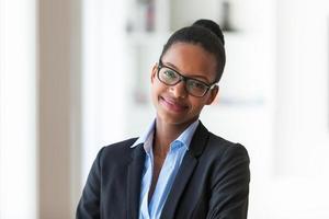Porträt einer jungen afroamerikanischen Geschäftsfrau