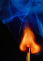 brennendes Streichholz mit blauem Rauch foto