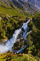 Wasserfall in der Nähe von Briksdal Gletscher - Norwegen foto