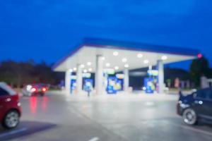 Verwischen Sie die Tankstelle nachts für den Hintergrund foto