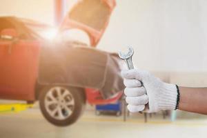 autowerkstatt-servicezentrum, automechaniker-handgriffschlüssel-arbeitswerkzeug in der garage foto