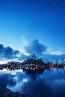Sonnenuntergang im reinen Dorf, Lofoten, Norwegen foto
