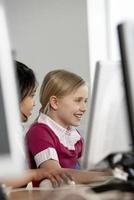 zwei Mädchen arbeiten an einem Computer foto