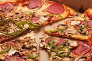 Pizza mit Champignons und Peperoni foto