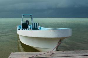 ein Boot auf dem Wasser foto