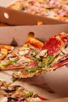Pizza mit Champignons und Peperoni foto