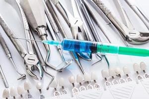 zahnärztliche Werkzeuge und Spritze mit Anästhesie foto