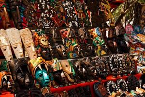 verschiedene hölzerne souvenirs auf dem lokalen mexikanischen markt foto