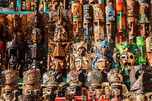 verschiedene hölzerne souvenirs auf dem lokalen mexikanischen markt foto