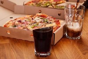 Glas Cola und Pizza foto