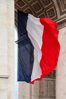 Nationalflagge von Frankreich mit Detail von Triumphbogen, Paris, Frankreich foto