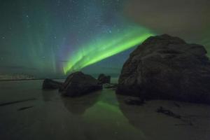 Nordlichter am Sandstrand i foto
