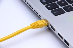 Ethernet-Kabel an Ihren Computer angeschlossen foto