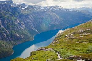 schöne norwegische Sommerpanorama-Berglandschaft nahe Trolltunga, Norwegen