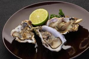 Austern mit Limette und Petersilie foto