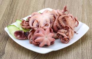 Marinierter Oktopus auf dem Teller und Holzhintergrund foto