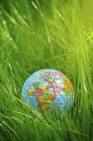 Globus auf Gras. Tag der Erde, Umweltkonzept foto